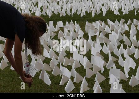 21. September 2021, Washington, District of Columbia, USA: Mehr als 650,000 weiße Flaggen, von denen 114, 937 Lateinamerikaner waren, stehen auf der National Mall zu Ehren der Amerikaner, die mit Covid 19 starben, während der Kunstausstellung „in America Remember“ heute am 21. September 2021 in der National Mall in Washington DC, USA. (Bild: © Lenin Nolly/ZUMA Press Wire) Stockfoto