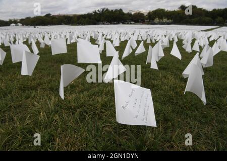 21. September 2021, Washington, District of Columbia, USA: Mehr als 650,000 weiße Flaggen, von denen 114, 937 Lateinamerikaner waren, stehen auf der National Mall zu Ehren der Amerikaner, die mit Covid 19 starben, während der Kunstausstellung „in America Remember“ heute am 21. September 2021 in der National Mall in Washington DC, USA. (Bild: © Lenin Nolly/ZUMA Press Wire) Stockfoto