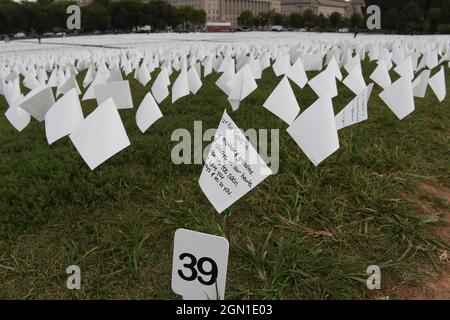 21. September 2021, Washington, District of Columbia, USA: Mehr als 650,000 weiße Flaggen, von denen 114, 937 Lateinamerikaner waren, stehen auf der National Mall zu Ehren der Amerikaner, die mit Covid 19 starben, während der Kunstausstellung „in America Remember“ heute am 21. September 2021 in der National Mall in Washington DC, USA. (Bild: © Lenin Nolly/ZUMA Press Wire) Stockfoto