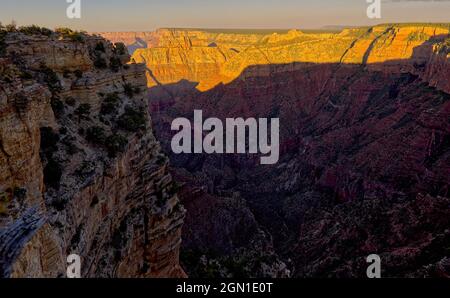 Blick auf den östlichen Grand Canyon von den östlichen Klippen des Grand View Point am Südrand in der Nähe des Sonnenuntergangs. Stockfoto