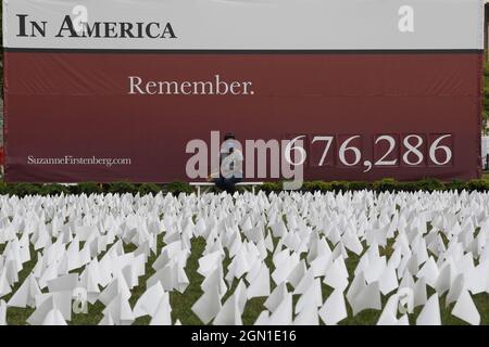 21. September 2021, Washington, District of Columbia, USA: Mehr als 650,000 weiße Flaggen, von denen 114, 937 Lateinamerikaner waren, stehen auf der National Mall zu Ehren der Amerikaner, die mit Covid 19 starben, während der Kunstausstellung „in America Remember“ heute am 21. September 2021 in der National Mall in Washington DC, USA. (Bild: © Lenin Nolly/ZUMA Press Wire) Stockfoto