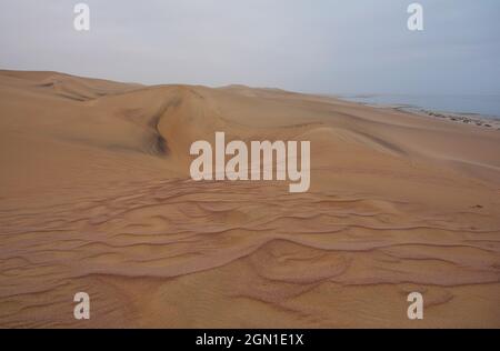 Angola; im südlichen Teil der Provinz Namibe; im nördlichen Teil der Namib-Wüste; im Iona-Nationalpark; an der Atlantikküste befinden sich Sanddünen Stockfoto