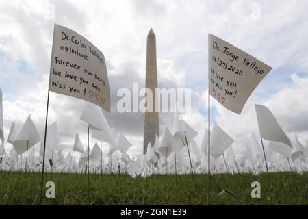 21. September 2021, Washington, District of Columbia, USA: Mehr als 650,000 weiße Flaggen, von denen 114, 937 Lateinamerikaner waren, stehen auf der National Mall zu Ehren der Amerikaner, die mit Covid 19 starben, während der Kunstausstellung „in America Remember“ heute am 21. September 2021 in der National Mall in Washington DC, USA. (Bild: © Lenin Nolly/ZUMA Press Wire) Stockfoto