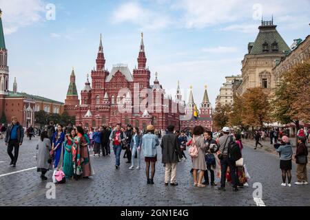 Menschen auf dem Roten Platz mit dem Staatlichen Historischen Museum dahinter, Moskau, Russland, Europa Stockfoto