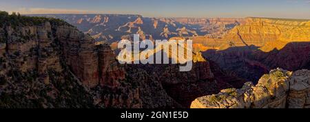 Nordöstlicher Blick auf den Grand Canyon von den östlichen Klippen des Grand View Point auf der Südspitze bei Sonnenuntergang. Stockfoto