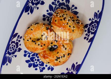 Türkisches Gebäck, das von Großmutter hergestellt wurde. Frisch gebackenes Gebäck mit Käsefüllung. Backwaren im Ofen. Stockfoto