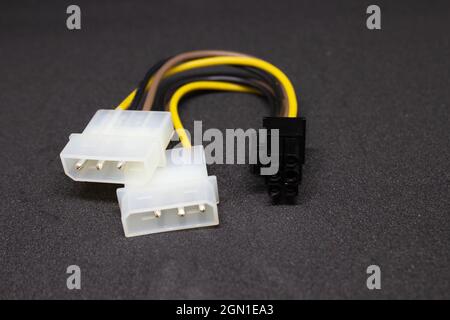 2 x Molex-zu-6-poliges PCIe-Netzkabel (PCI Express) – Netzkabel für Grafikkarten-Adapter zu älteren Netzteilen. Das nützlichste Computerkabel Eve Stockfoto
