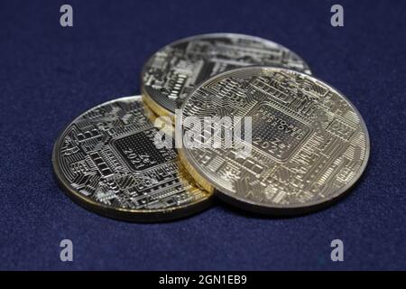 Bitcoins auf verschiedenen farbigen Oberflächen. Bitcoin ist die wertvollste Währung der Welt in den letzten Jahren. Die steigende Wirtschaft wird davon abhängen. Stockfoto