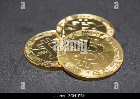Bitcoins auf verschiedenen farbigen Oberflächen. Bitcoin ist die wertvollste Währung der Welt in den letzten Jahren. Die steigende Wirtschaft wird davon abhängen. Stockfoto