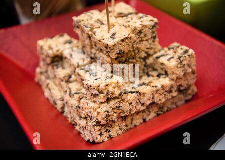 Festliche Anzeige für knusprige Reis-Leckerbissen. Stockfoto