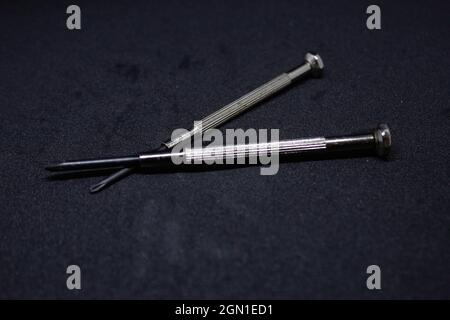 Kleine Schraubendreher mit unterschiedlichen Konzepten und Positionierungen. Form und Variation sind der Schlüssel zur Komposition. Der Aufwand ist am wertvollsten. Stockfoto