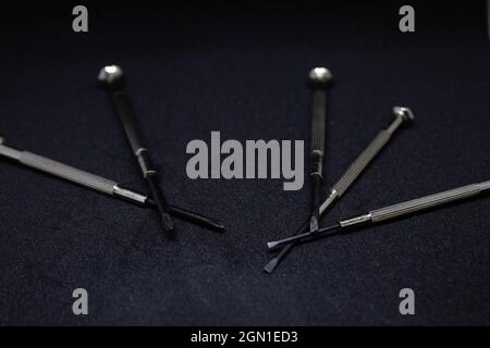Kleine Schraubendreher mit unterschiedlichen Konzepten und Positionierungen. Form und Variation sind der Schlüssel zur Komposition. Der Aufwand ist am wertvollsten. Stockfoto