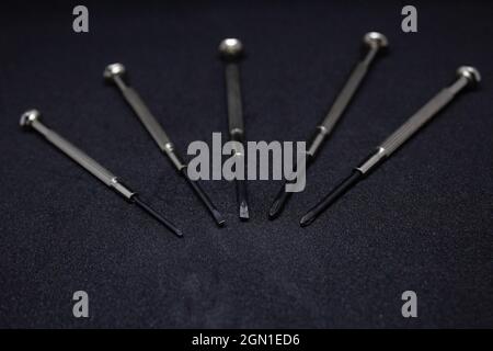 Kleine Schraubendreher mit unterschiedlichen Konzepten und Positionierungen. Form und Variation sind der Schlüssel zur Komposition. Der Aufwand ist am wertvollsten. Stockfoto