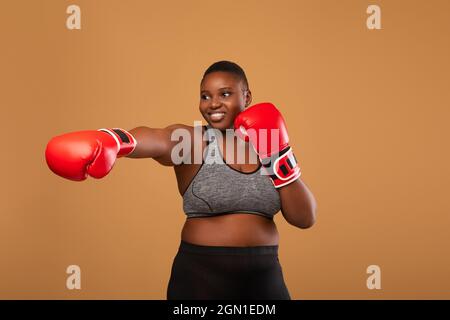 Junge Schwarze Frau Boxing Trägt Rote Handschuhe Werfen Punsch Stockfoto