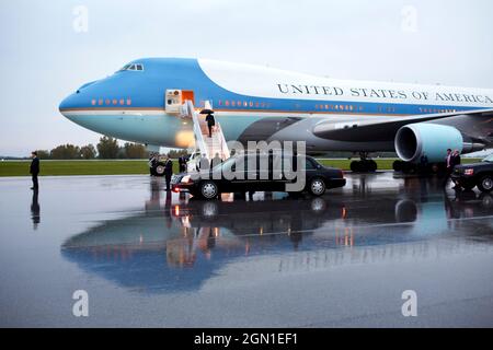 Präsident Barack Obama nimmt am 26. September 2012 am Regionalflughafen Akron-Canton in North Canton, Ohio, Teil. (Offizielles Foto des Weißen Hauses von Pete Souza) Dieses offizielle Foto des Weißen Hauses wird nur zur Veröffentlichung durch Nachrichtenorganisationen und/oder zum persönlichen Druck durch die Betreffzeile(en) des Fotos zur Verfügung gestellt. Das Foto darf in keiner Weise manipuliert werden und darf nicht in kommerziellen oder politischen Materialien, Anzeigen, E-Mails, Produkten oder Werbeaktionen verwendet werden, die in irgendeiner Weise die Zustimmung oder Billigung des Präsidenten, der ersten Familie oder des Weißen Hauses nahelege. Stockfoto