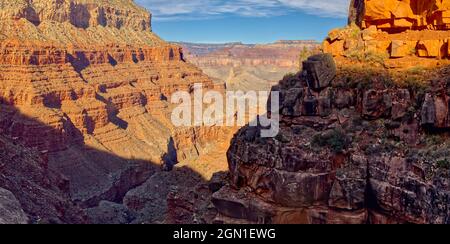 Blick auf den Hermit Creek Canyon von der Kreuzung von Hermit Trail und Dripping Springs Trail im Grand Canyon Arizona. Stockfoto