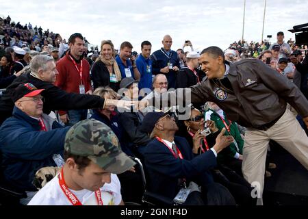 Präsident Barack Obama begrüßt Veteranen vor dem Basketball-Spiel Carrier Classic zwischen der University of North Carolina Tar Heels und den Michigan State Spartans auf dem Flugdeck der USS Carl Vinson, angedockt an der North Island Naval Station in San Diego, Kalifornien, 11. November 2011. (Offizielles Foto des Weißen Hauses von Pete Souza) Dieses offizielle Foto des Weißen Hauses wird nur zur Veröffentlichung durch Nachrichtenorganisationen und/oder zum persönlichen Druck durch die Betreffzeile(en) des Fotos zur Verfügung gestellt. Das Foto darf in keiner Weise manipuliert werden und darf nicht in kommerziellen oder politischen Materialien verwendet werden Stockfoto