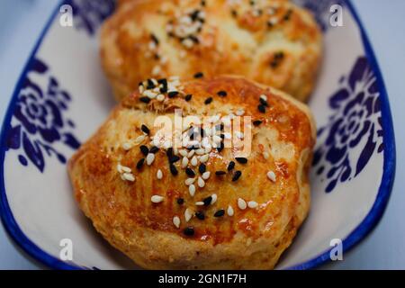 Türkisches Gebäck, das von Großmutter hergestellt wurde. Frisch gebackenes Gebäck mit Käsefüllung. Backwaren im Ofen. Stockfoto