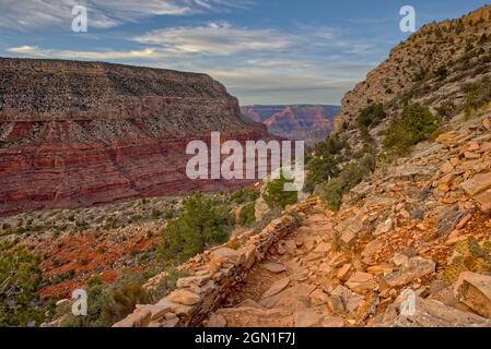 Blick auf den Hermit Creek Canyon im Grand Canyon bei Sonnenuntergang vom Hermit Trail. Stockfoto