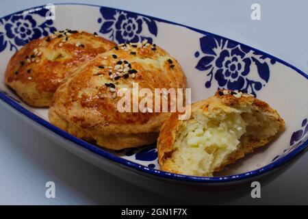 Türkisches Gebäck, das von Großmutter hergestellt wurde. Frisch gebackenes Gebäck mit Käsefüllung. Backwaren im Ofen. Stockfoto