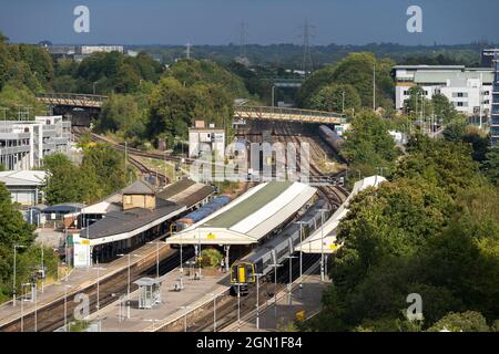 Luftaufnahme während eines sonnigen Spätsommertages im September mit Blick auf den Bahnhof Basingstoke und die Züge der South Western Railway. Hampshire, Großbritannien Stockfoto