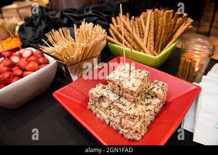 Festlicher Reis knusprige Leckerbissen mit Brezelstangen. Stockfoto