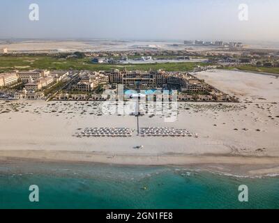 Luftaufnahme von Saadiyat Rotana Resort & Villas mit Strand und Meer, Saadiyat Island, Abu Dhabi, Vereinigte Arabische Emirate, Naher Osten Stockfoto