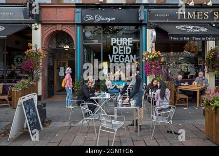 Kunden, die vor dem Glasvegan sitzen, einem veganen Restaurantcafé in St. Enoch Square, Glasgow, Schottland, Großbritannien. Stockfoto