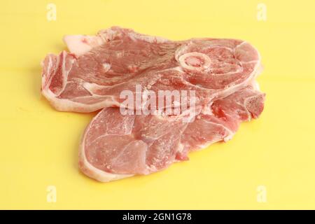 Nahaufnahme der Lammkotelraute aus Aragon in Spanien auf gelbem Hintergrund Stockfoto