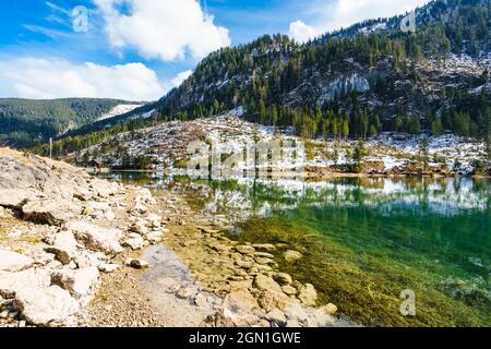 Schöner seichter See von Gosausee an einem sonnigen Frühlingstag in Tirol, Österreich Stockfoto