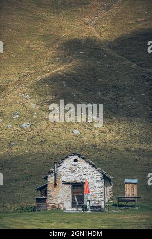 Haus in den Bergen, Schweiz, Tessin, Stockfoto