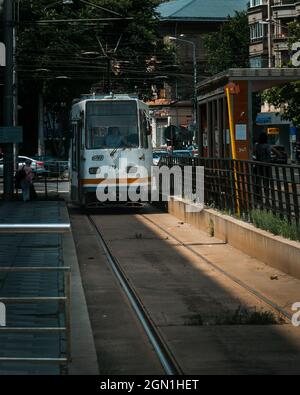 BUKAREST, RUMÄNIEN - 27. Jun 2021: Eine alte Straßenbahn im Bahnhof, Bukarest, Rumänien Stockfoto
