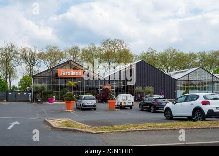 FLECHE, FRANKREICH - 27. Jul 2021: Ansicht der Store-Fassade der Marke JARDILAND, französischer Shop mit Logo Stockfoto