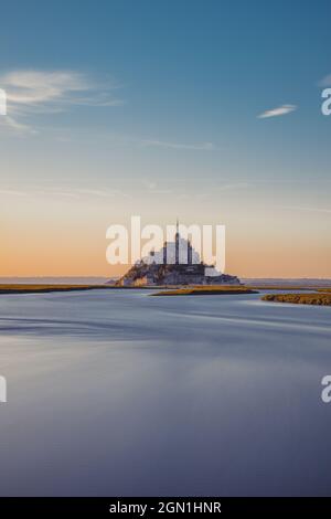 Abendansicht der felsigen Insel Mont Saint Michel mit dem gleichnamigen Kloster, Normandie, Frankreich. Stockfoto