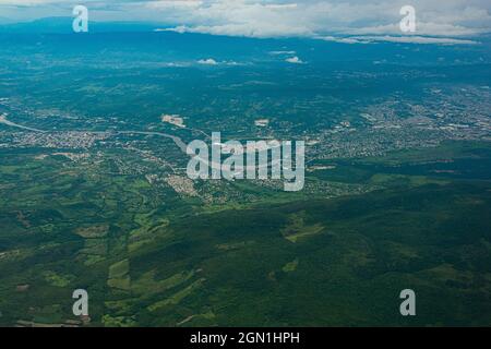 Blick vom Himmel auf den Bundesstaat Chiapas aus einem Flugzeug Stockfoto
