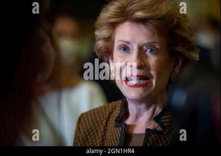 Die Senatorin der Vereinigten Staaten, Debbie Stabenow (Demokratin von Michigan), hält am Dienstag, den 21. September 2021, während der Pressekonferenz der Demokraten im Senat im US-Kapitol in Washington, DC, eine Rede. Kredit: Rod Lamkey/CNP /MediaPunch Stockfoto