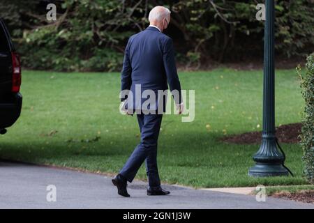New York. September 2021. Der US-Präsident Joe Biden verlässt Marine One am 21. September 2021 auf dem South Lawn des Weißen Hauses in Washington, DC. Präsident Biden kehrt von einer Reise nach New York zurück. Quelle: Oliver Contreras/Pool via CNP/dpa/Alamy Live News Stockfoto