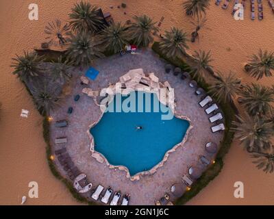 Luftaufnahme des Oasis Swimmingpools im Arabian Nights Village Desert Resort, Arabian Nights Village, Razeen-Gegend von Al Khatim, Abu Dhabi, Unite Stockfoto