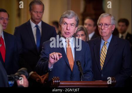 Der US-Senator Roy Blunt (Republikaner von Missouri) hält am Dienstag, den 21. September 2021, auf einer Pressekonferenz nach dem politischen Mittagessen Republicanâs Senats im US-Kapitol in Washington, DC, eine Rede. Kredit: Rod Lampey/CNP Stockfoto