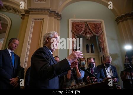 Mitch McConnell (Republikaner von Kentucky), der Minderheitsführer des US-Senats, hält am Dienstag, den 21. September 2021, auf einer Pressekonferenz im Anschluss Republicanâs das politische Mittagessen des Senats im US-Kapitol in Washington, DC, eine Rede. Kredit: Rod Lampey/CNP Stockfoto