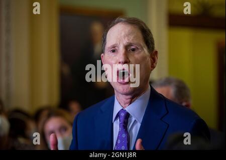 Der US-Senator Ron Wyden (Demokrat von Oregon) hält am Dienstag, den 21. September 2021, Democratâs der Pressekonferenz des Senats zur politischen Sitzung im US-Kapitol in Washington, DC, eine Rede. Kredit: Rod Lampey/CNP Stockfoto