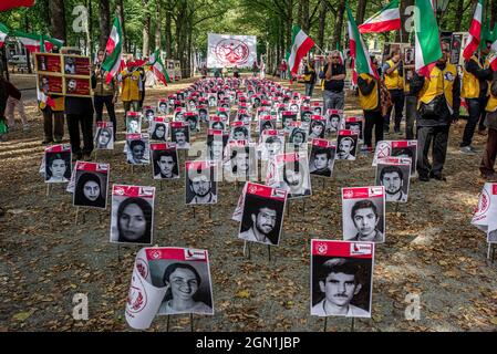 Den Haag, Niederlande. September 2021. Fotos von verschmutzenden Aktivisten, die während der Veranstaltung gesehen wurden.Erinnerung an mehr als 30,000 iranische politische Aktivisten, die 1988 im Iran ermordet wurden. Viele Iraner, Menschenrechtsaktivisten und Organisationen haben auf die angebliche Rolle von Ebrahim Raisi (Irans Präsident) bei den Massenhinrichtungen politischer Gefangener in den 1980er Jahren hingewiesen. Kredit: SOPA Images Limited/Alamy Live Nachrichten Stockfoto