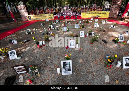 Den Haag, Niederlande. September 2021. Fotos von verschmutzenden Aktivisten, die während der Veranstaltung gesehen wurden.Erinnerung an mehr als 30,000 iranische politische Aktivisten, die 1988 im Iran ermordet wurden. Viele Iraner, Menschenrechtsaktivisten und Organisationen haben auf die angebliche Rolle von Ebrahim Raisi (Irans Präsident) bei den Massenhinrichtungen politischer Gefangener in den 1980er Jahren hingewiesen. Kredit: SOPA Images Limited/Alamy Live Nachrichten Stockfoto