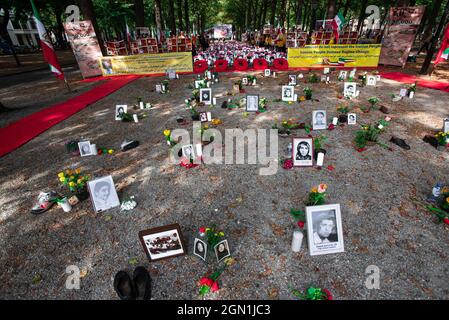 Den Haag, Niederlande. September 2021. Fotos von verschmutzenden Aktivisten, die während der Veranstaltung gesehen wurden.Erinnerung an mehr als 30,000 iranische politische Aktivisten, die 1988 im Iran ermordet wurden. Viele Iraner, Menschenrechtsaktivisten und Organisationen haben auf die angebliche Rolle von Ebrahim Raisi (Irans Präsident) bei den Massenhinrichtungen politischer Gefangener in den 1980er Jahren hingewiesen. Kredit: SOPA Images Limited/Alamy Live Nachrichten Stockfoto