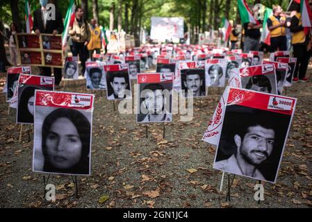 Den Haag, Niederlande. September 2021. Fotos von verschmutzenden Aktivisten, die während der Veranstaltung gesehen wurden.Erinnerung an mehr als 30,000 iranische politische Aktivisten, die 1988 im Iran ermordet wurden. Viele Iraner, Menschenrechtsaktivisten und Organisationen haben auf die angebliche Rolle von Ebrahim Raisi (Irans Präsident) bei den Massenhinrichtungen politischer Gefangener in den 1980er Jahren hingewiesen. Kredit: SOPA Images Limited/Alamy Live Nachrichten Stockfoto