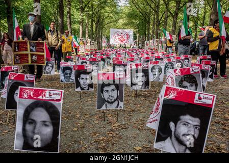 Den Haag, Niederlande. September 2021. Fotos von verschmutzenden Aktivisten, die während der Veranstaltung gesehen wurden.Erinnerung an mehr als 30,000 iranische politische Aktivisten, die 1988 im Iran ermordet wurden. Viele Iraner, Menschenrechtsaktivisten und Organisationen haben auf die angebliche Rolle von Ebrahim Raisi (Irans Präsident) bei den Massenhinrichtungen politischer Gefangener in den 1980er Jahren hingewiesen. Kredit: SOPA Images Limited/Alamy Live Nachrichten Stockfoto