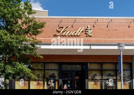 Toronto, Kanada - 7. September 2021: Nahaufnahme des Lindt-Ladenzeichens an der Wand in Toronto. Lindt ist ein in der Schweiz ansässiger, auf den Markt spezialisiertes Unternehmen Stockfoto