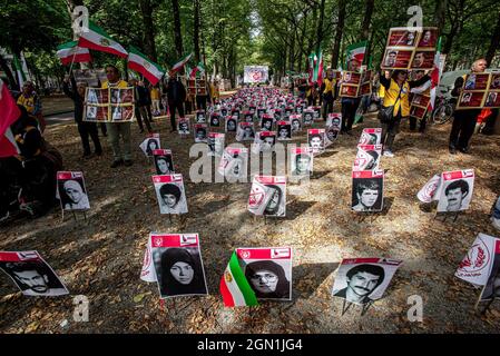 Den Haag, Niederlande. September 2021. Fotos von verschmutzenden Aktivisten, die während der Veranstaltung gesehen wurden.Erinnerung an mehr als 30,000 iranische politische Aktivisten, die 1988 im Iran ermordet wurden. Viele Iraner, Menschenrechtsaktivisten und Organisationen haben auf die angebliche Rolle von Ebrahim Raisi (Irans Präsident) bei den Massenhinrichtungen politischer Gefangener in den 1980er Jahren hingewiesen. (Foto von Charles M Vella/SOPA Images/Sipa USA) Quelle: SIPA USA/Alamy Live News Stockfoto