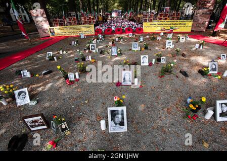 Den Haag, Niederlande. September 2021. Fotos von verschmutzenden Aktivisten, die während der Veranstaltung gesehen wurden.Erinnerung an mehr als 30,000 iranische politische Aktivisten, die 1988 im Iran ermordet wurden. Viele Iraner, Menschenrechtsaktivisten und Organisationen haben auf die angebliche Rolle von Ebrahim Raisi (Irans Präsident) bei den Massenhinrichtungen politischer Gefangener in den 1980er Jahren hingewiesen. (Foto von Charles M Vella/SOPA Images/Sipa USA) Quelle: SIPA USA/Alamy Live News Stockfoto