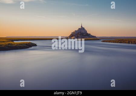 Abendansicht der felsigen Insel Mont Saint Michel mit dem gleichnamigen Kloster, Normandie, Frankreich. Stockfoto